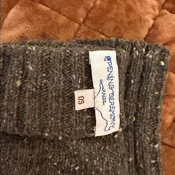 ✨3/$20 Opening Ceremony Speckled Brown Gloves - Picture 2 of 4